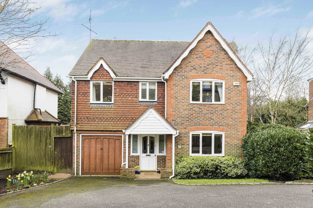 4 bed detached house for sale in Broadeaves Close, South Croydon  - Property Image 1