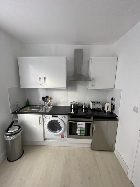 Studio flat to rent in Whitehorse Road, Croydon  - Property Image 1