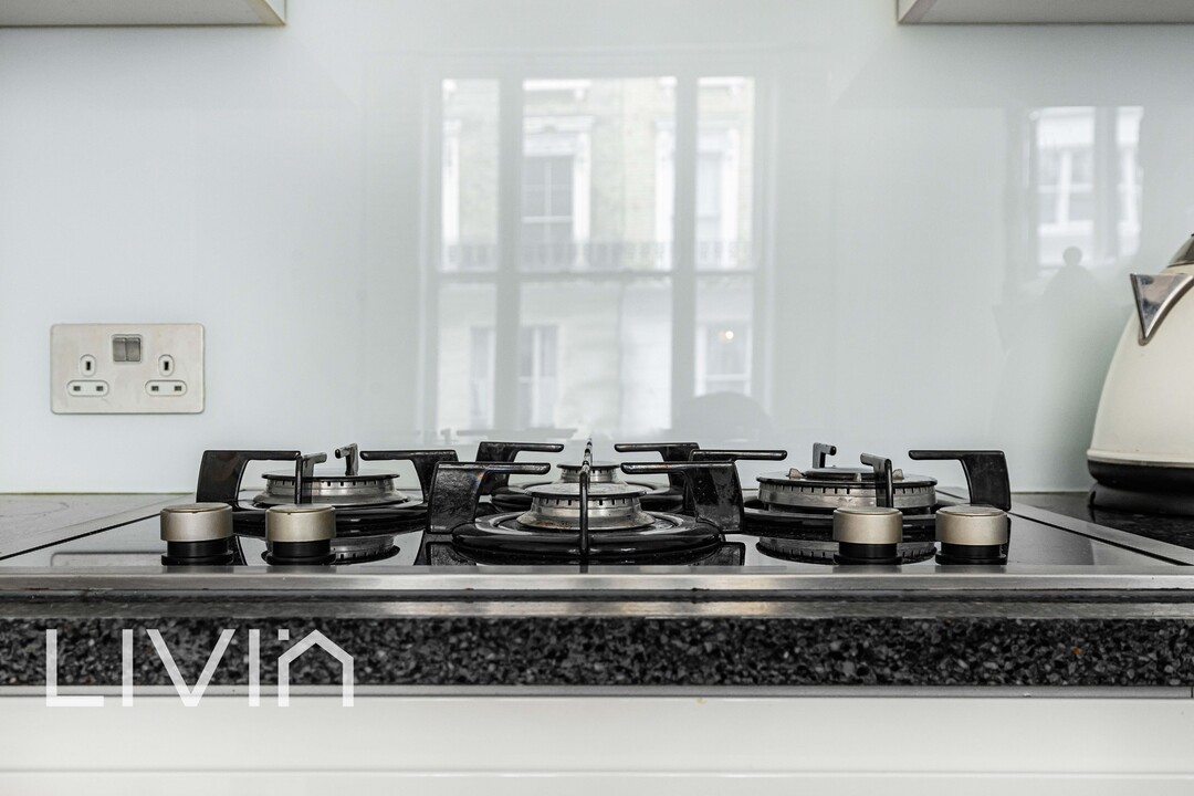 2 bed apartment for sale in Chepstow Road, London 8