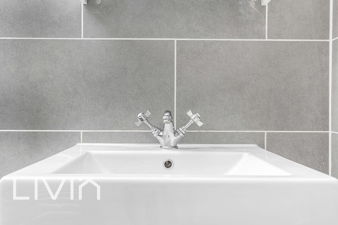 2 bed apartment for sale in Chepstow Road, London 10