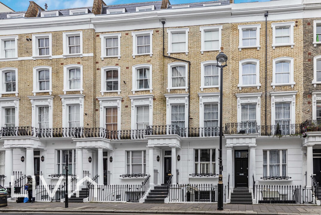 2 bed apartment for sale in Chepstow Road, London 15