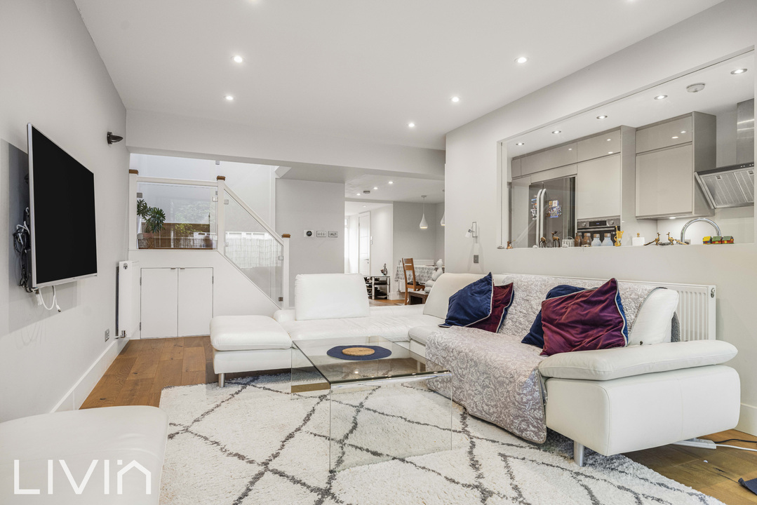 4 bed terraced house for sale in Hunters Way, Croydon  - Property Image 5