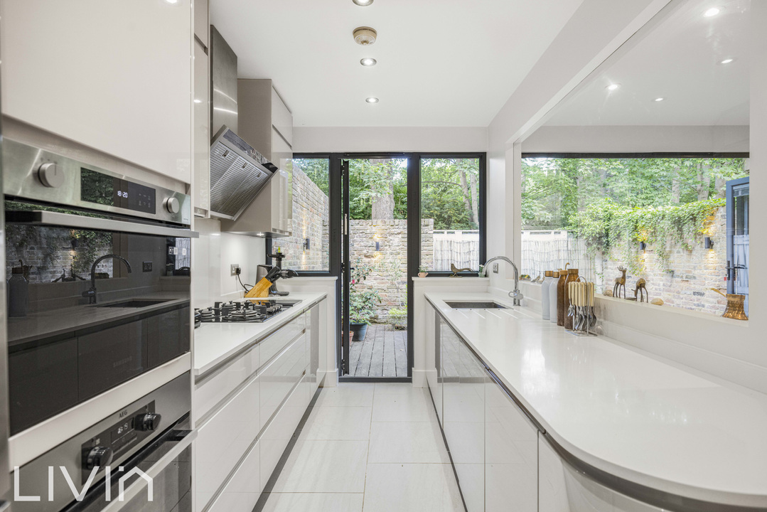4 bed terraced house for sale in Hunters Way, Croydon  - Property Image 2