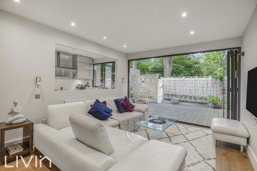 4 bed terraced house for sale in Hunters Way, Croydon  - Property Image 1