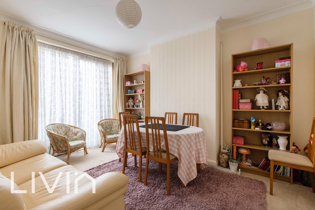 House for sale in Ross Road, London 2