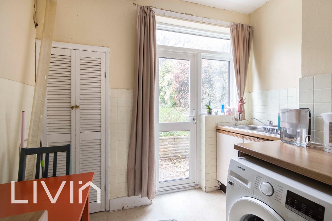 House for sale in Ross Road, London 3