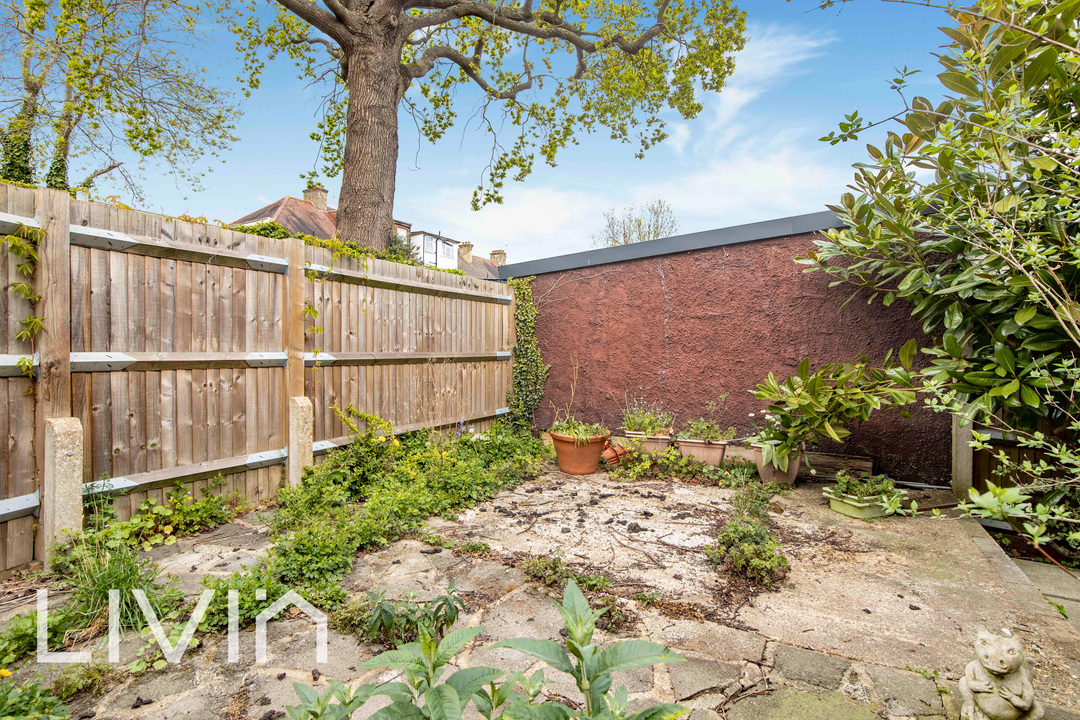 House for sale in Ross Road, London 7