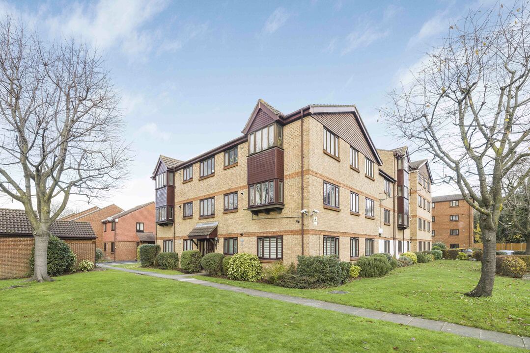 1 bed apartment for sale in Burnham Gardens, Croydon  - Property Image 1