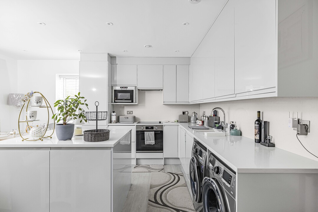 3 bed apartment for sale in Brighton Road, Purley 2