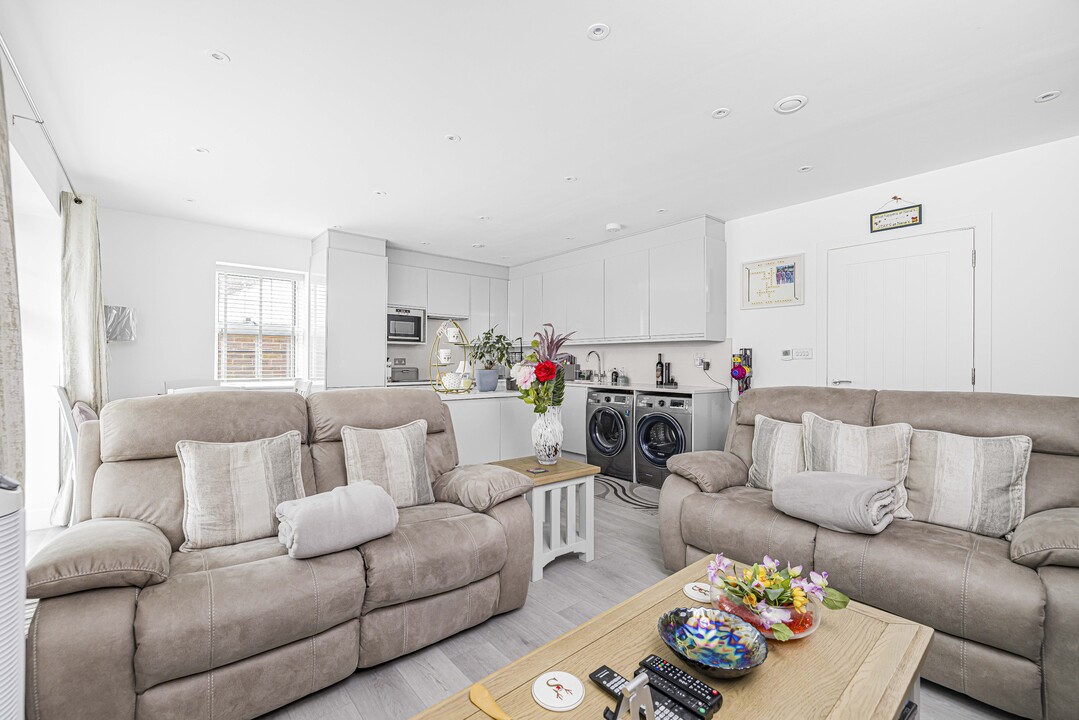 3 bed apartment for sale in Brighton Road, Purley 8