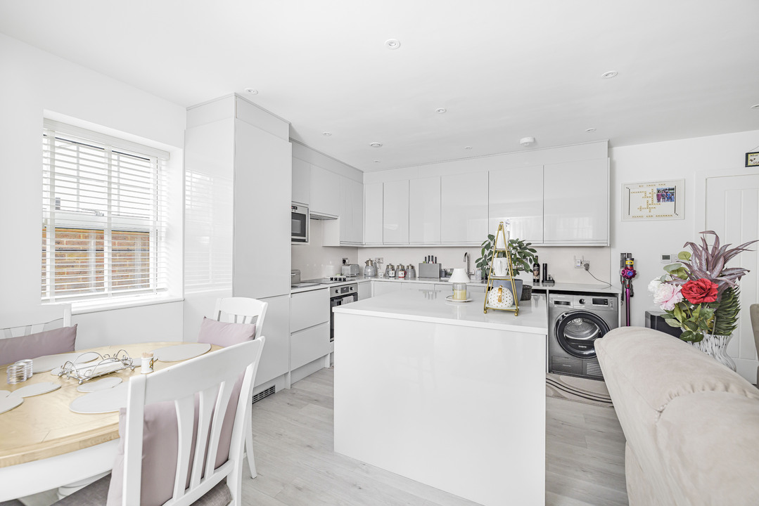 3 bed apartment for sale in Brighton Road, Purley 5