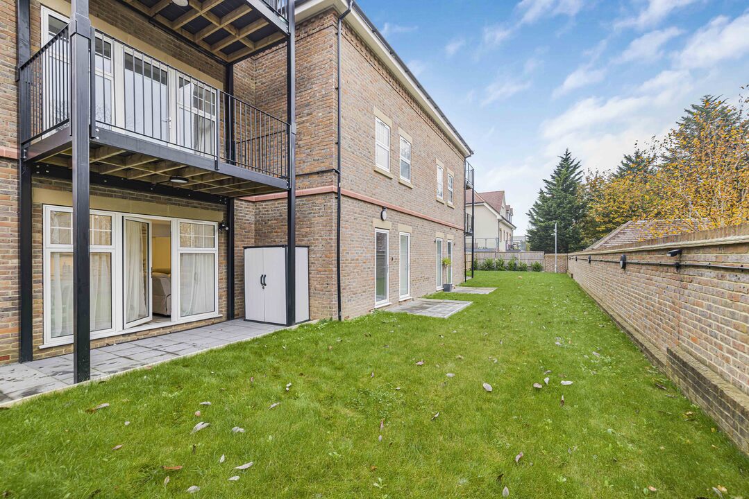 3 bed apartment for sale in Brighton Road, Purley 11