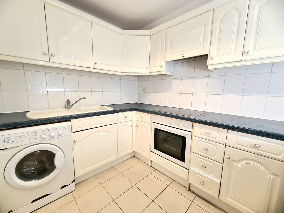1 bed apartment to rent in Medway Court, London  - Property Image 5