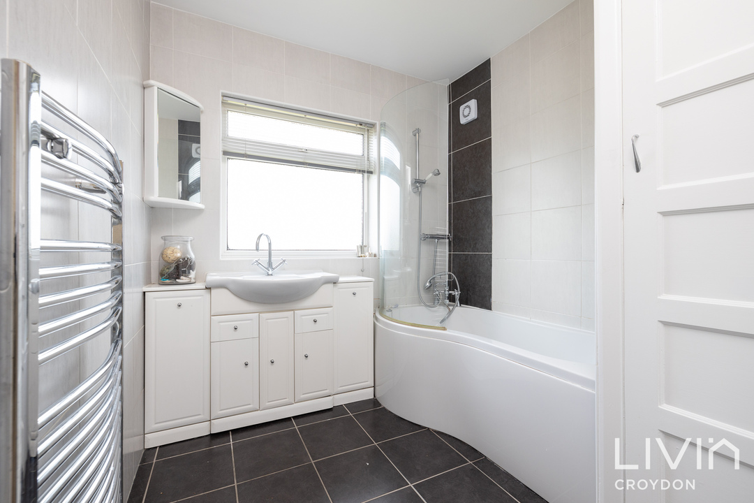 3 bed semi-detached house to rent in Gladeside, Croydon 10