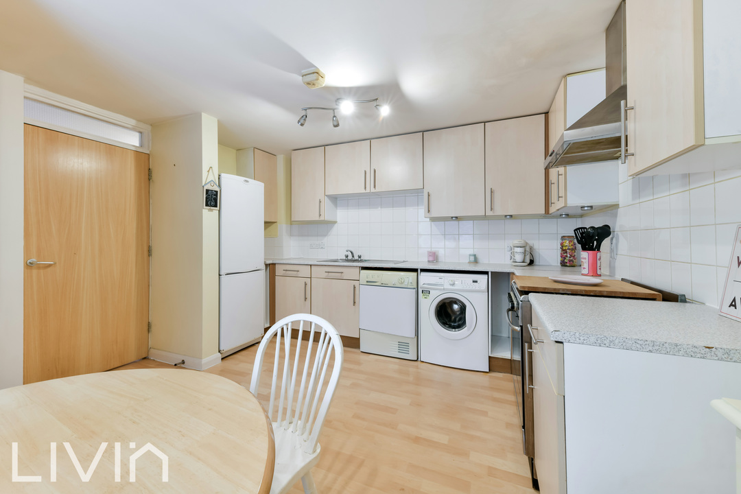 2 bed maisonette for sale in Gowlland Close, Croydon  - Property Image 3