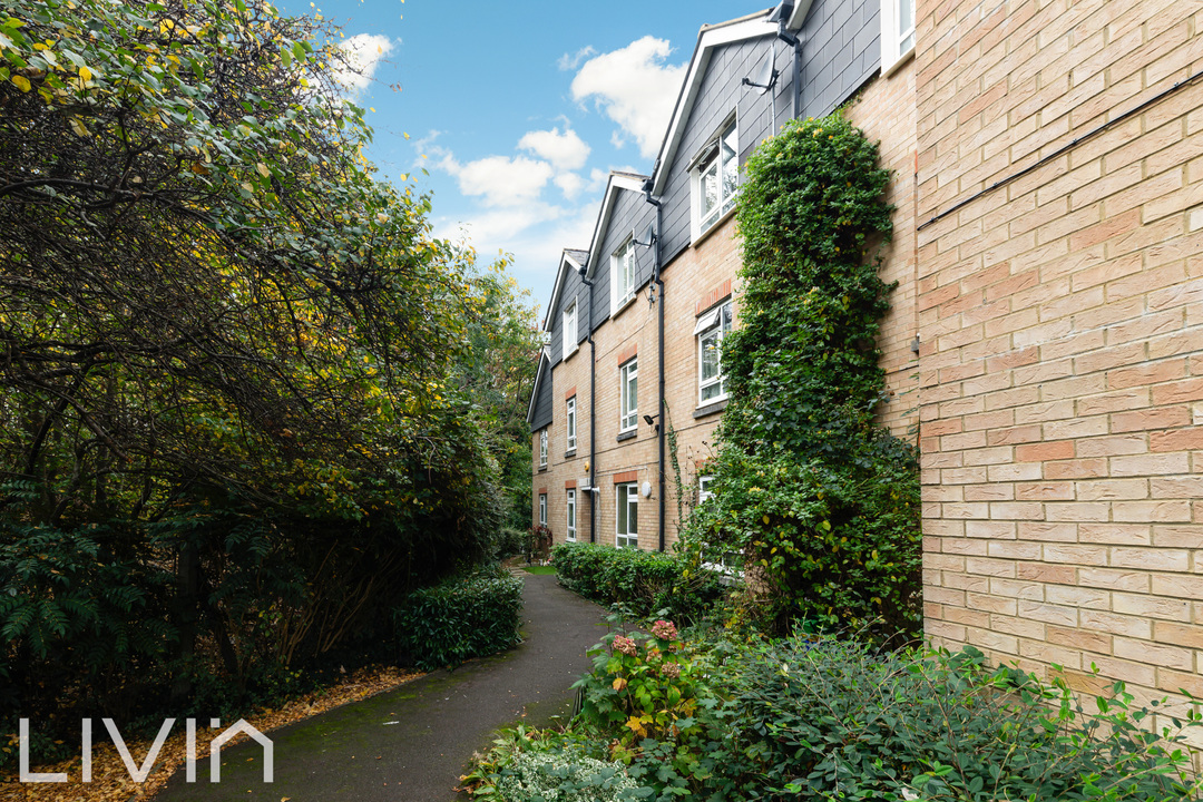 2 bed maisonette for sale in Gowlland Close, Croydon 10