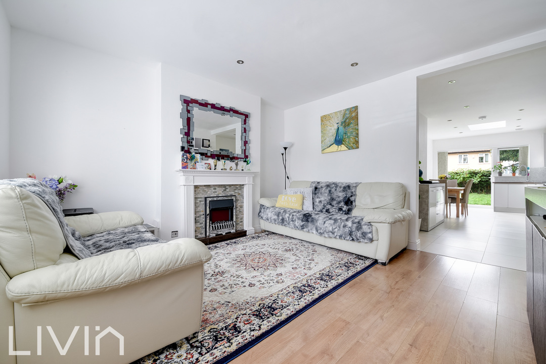 3 bed end of terrace house for sale in Bates Crescent, Croydon  - Property Image 3