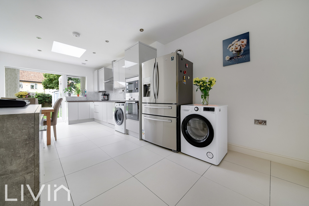 3 bed end of terrace house for sale in Bates Crescent, Croydon 3