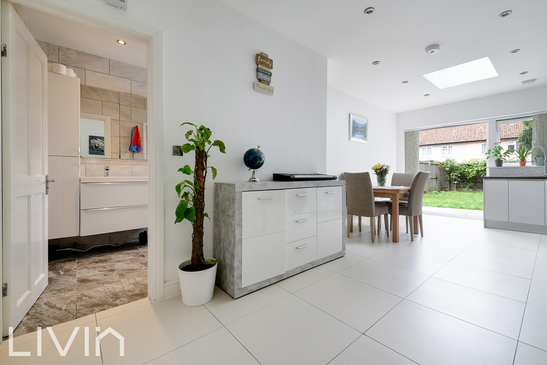 3 bed end of terrace house for sale in Bates Crescent, Croydon 4