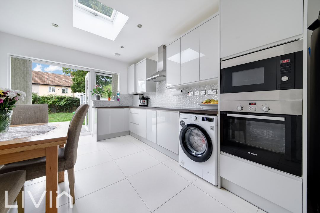 3 bed end of terrace house for sale in Bates Crescent, Croydon 5