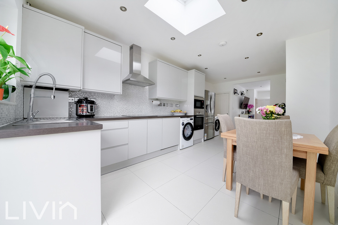 3 bed end of terrace house for sale in Bates Crescent, Croydon 6