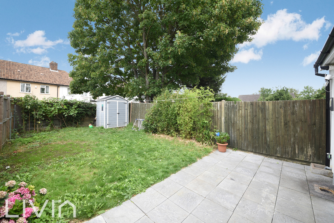 3 bed end of terrace house for sale in Bates Crescent, Croydon 7