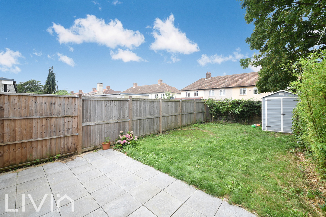 3 bed end of terrace house for sale in Bates Crescent, Croydon 9