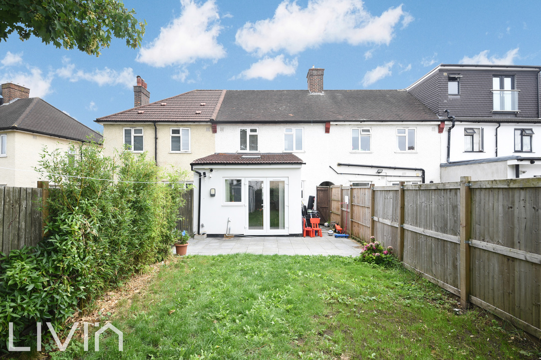 3 bed end of terrace house for sale in Bates Crescent, Croydon 8