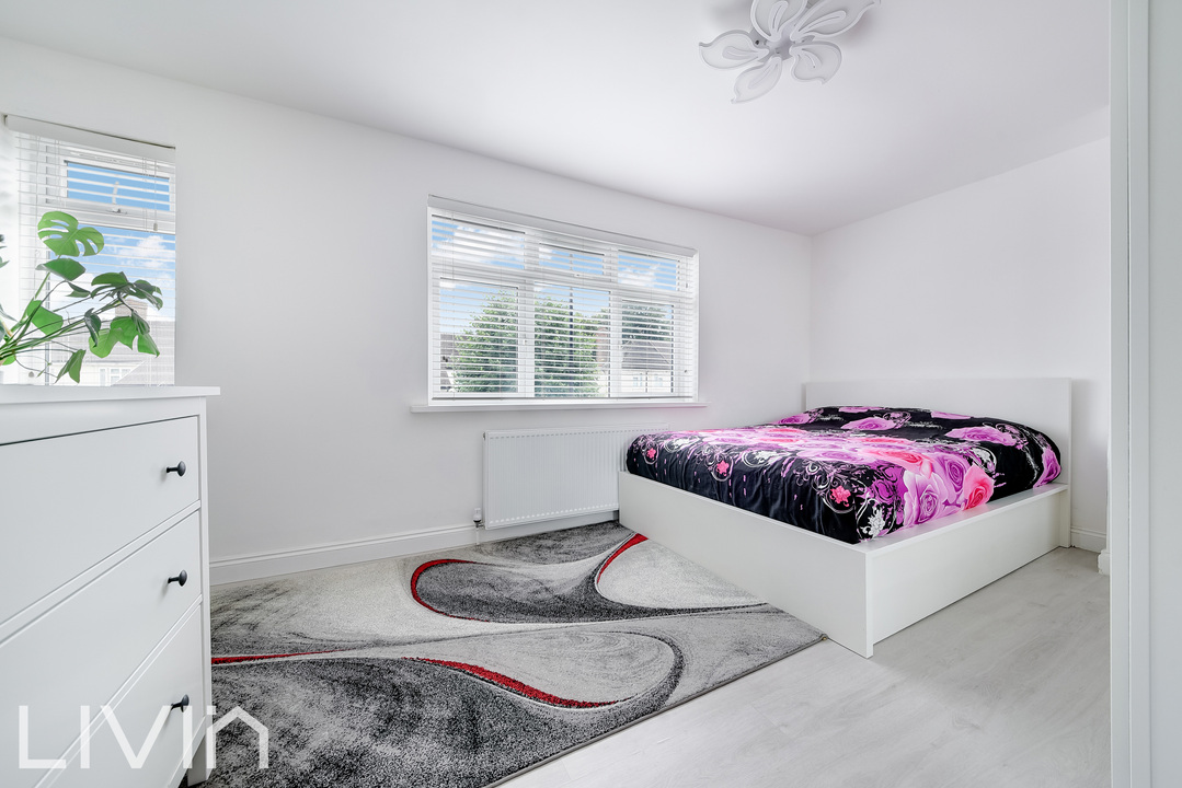 3 bed end of terrace house for sale in Bates Crescent, Croydon 10