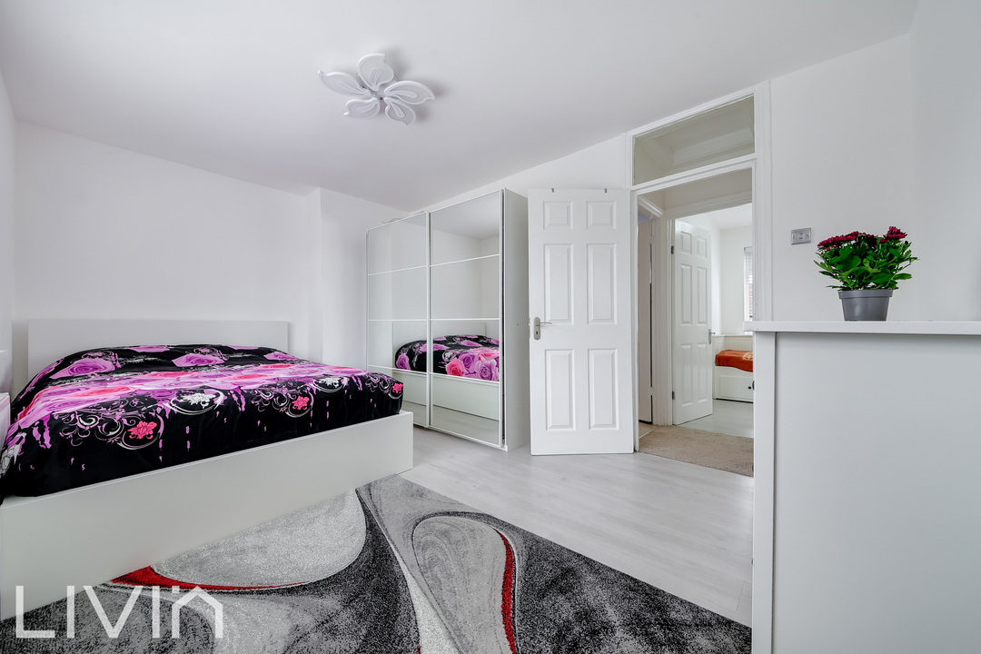 3 bed end of terrace house for sale in Bates Crescent, Croydon 11