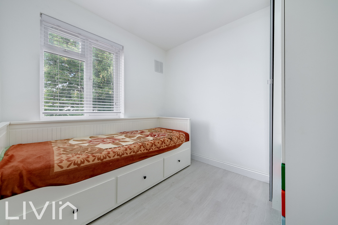 3 bed end of terrace house for sale in Bates Crescent, Croydon 12