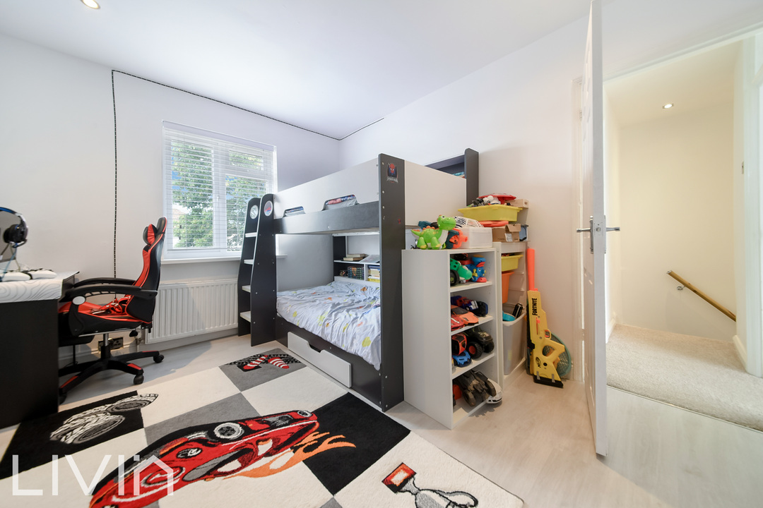 3 bed end of terrace house for sale in Bates Crescent, Croydon 13