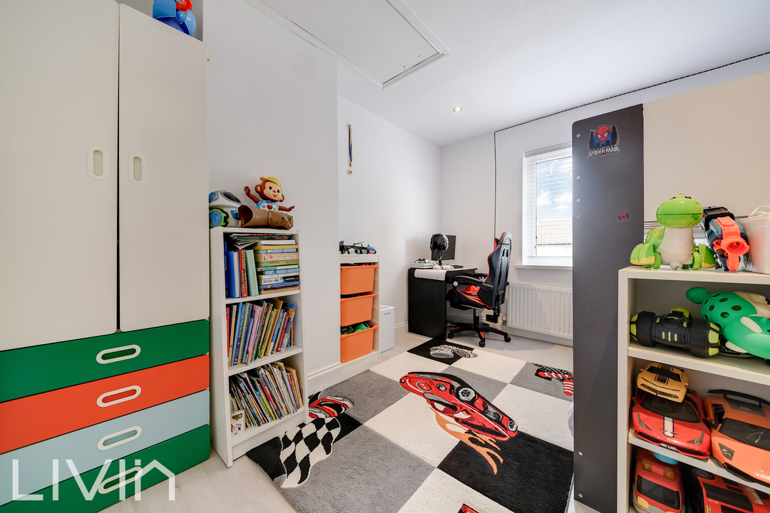 3 bed end of terrace house for sale in Bates Crescent, Croydon 14