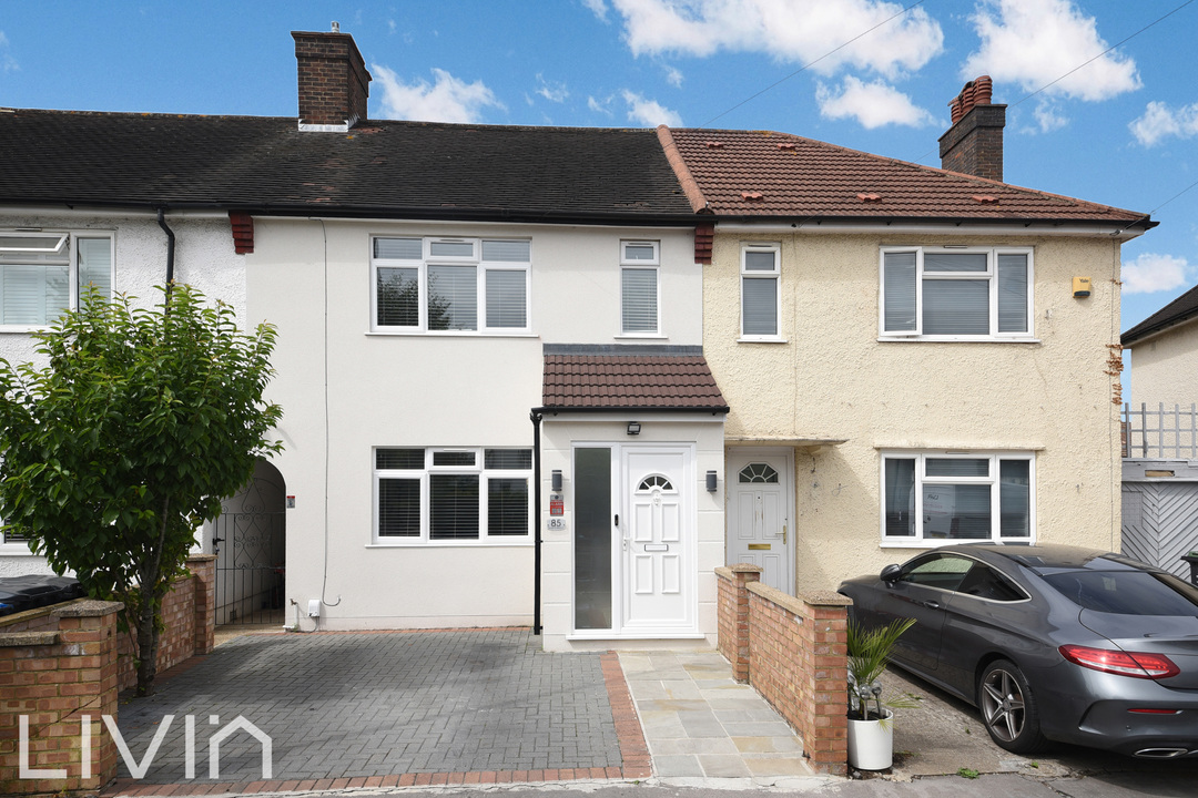 3 bed end of terrace house for sale in Bates Crescent, Croydon 15