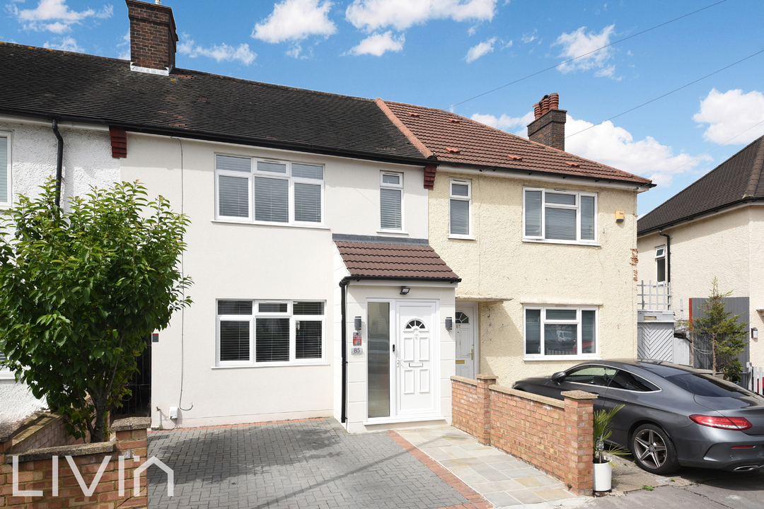 3 bed end of terrace house for sale in Bates Crescent, Croydon  - Property Image 1