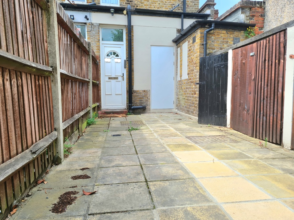 Apartment to rent in Croydon Road, Croydon 5