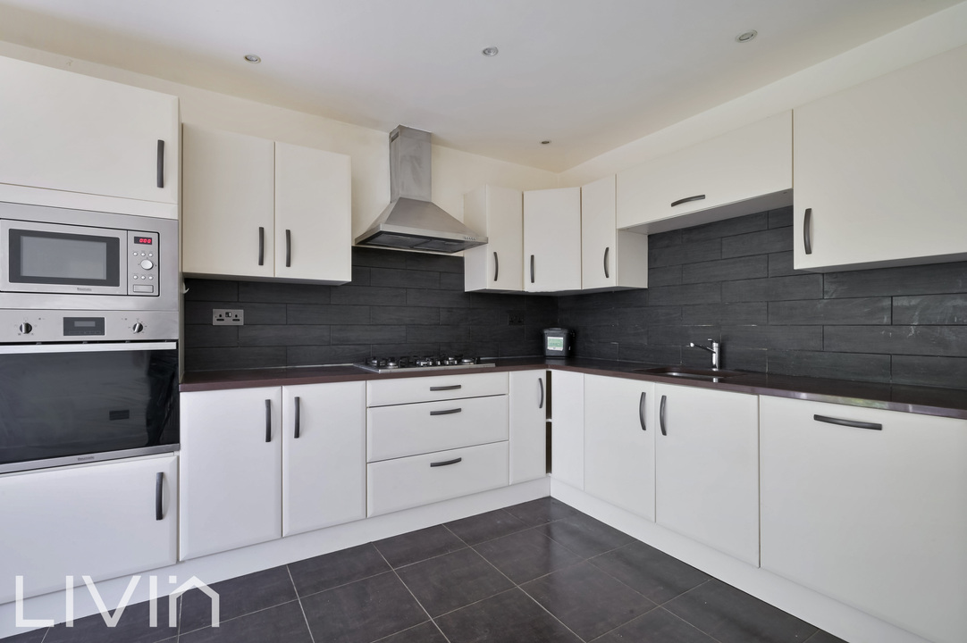 4 bed town house to rent in Wavell Court, Croydon 2