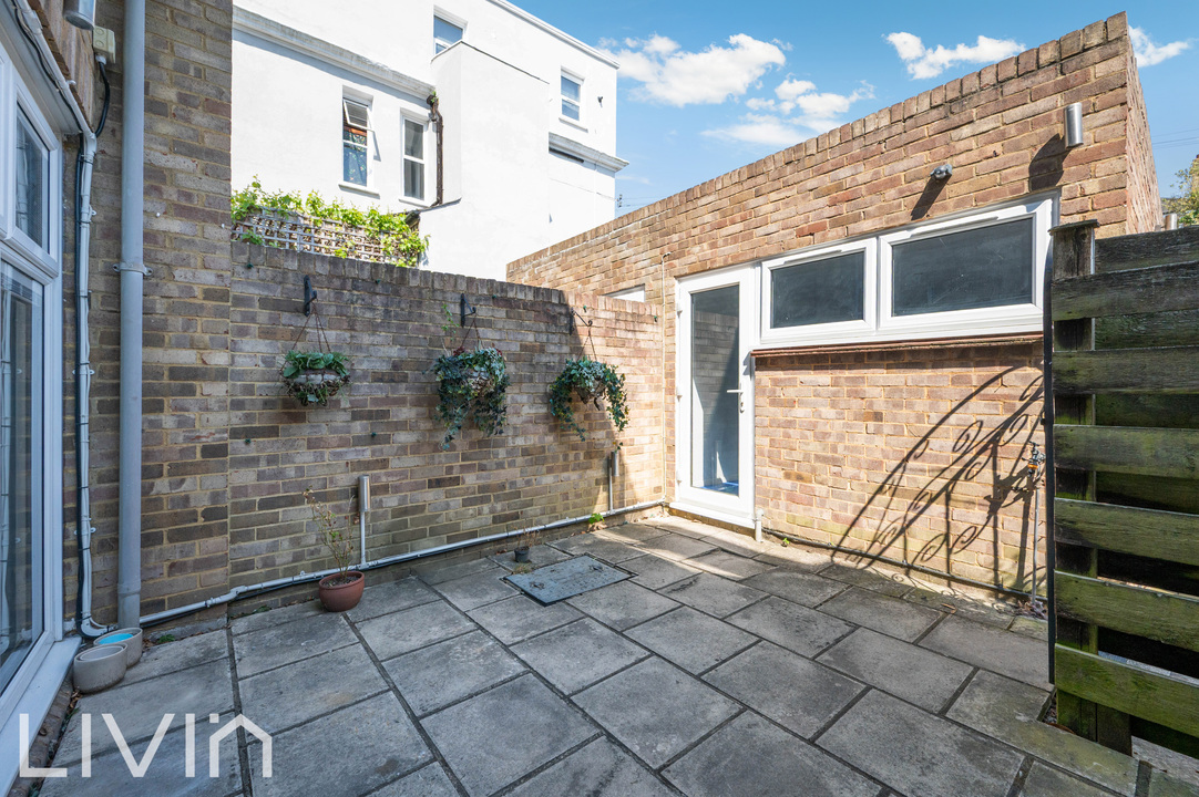 4 bed town house to rent in Wavell Court, Croydon 13