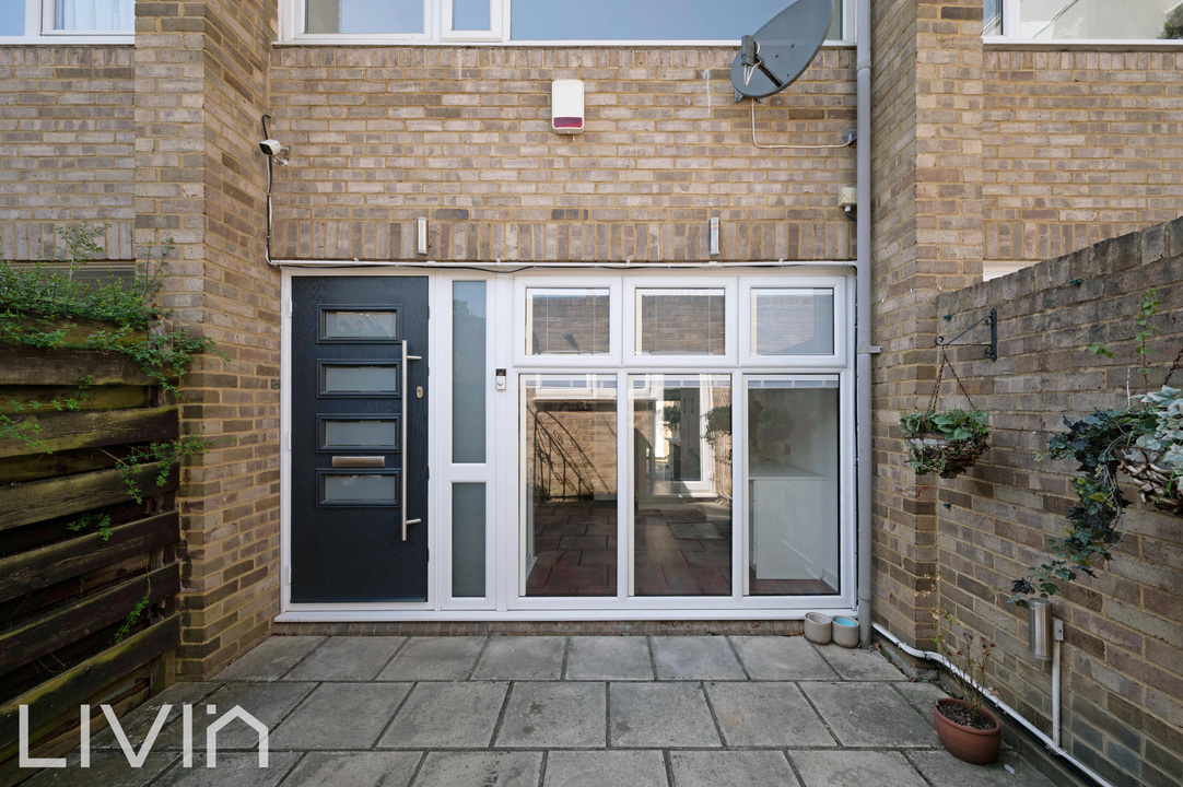 4 bed town house to rent in Wavell Court, Croydon 15