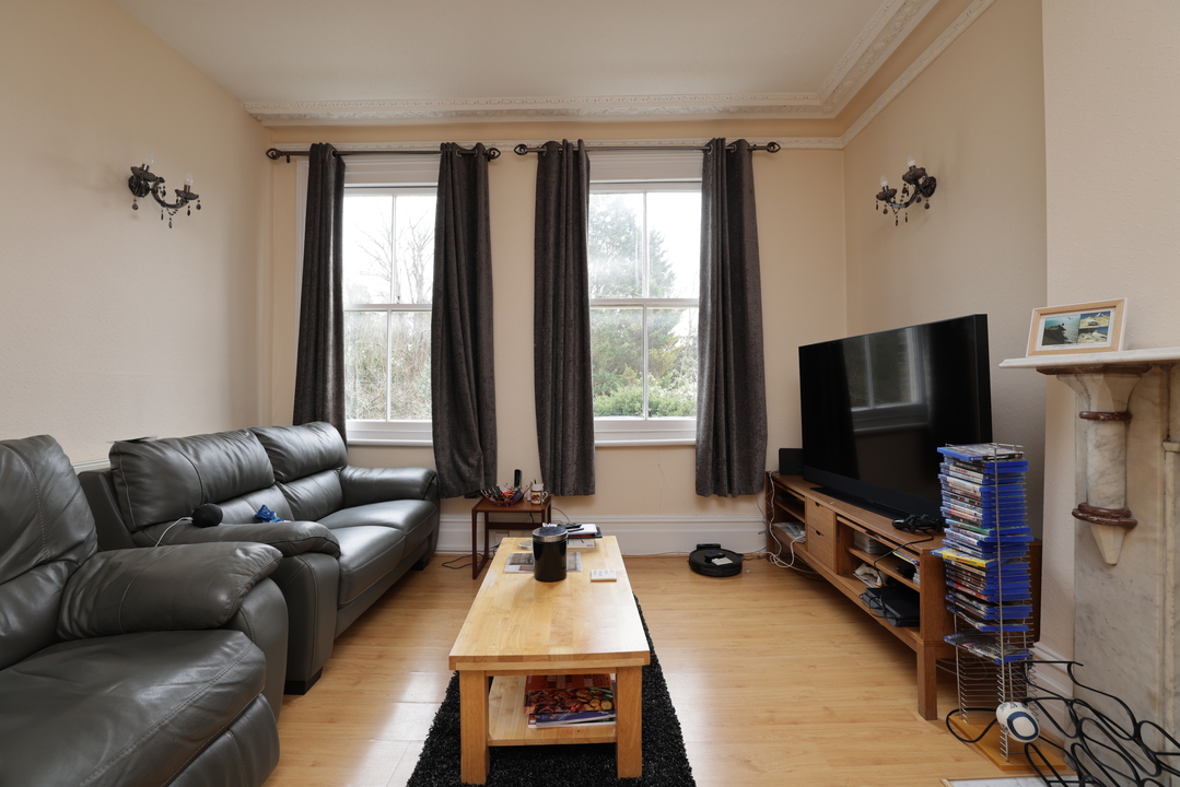 1 bed apartment for sale in Birdhurst Rise, South Croydon 2
