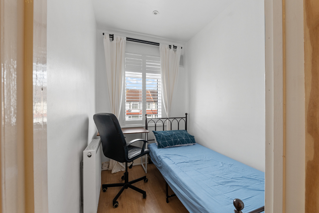 2 bed apartment to rent in Brampton Road, Croydon 9