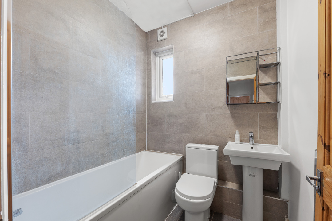 2 bed apartment to rent in Brampton Road, Croydon 11