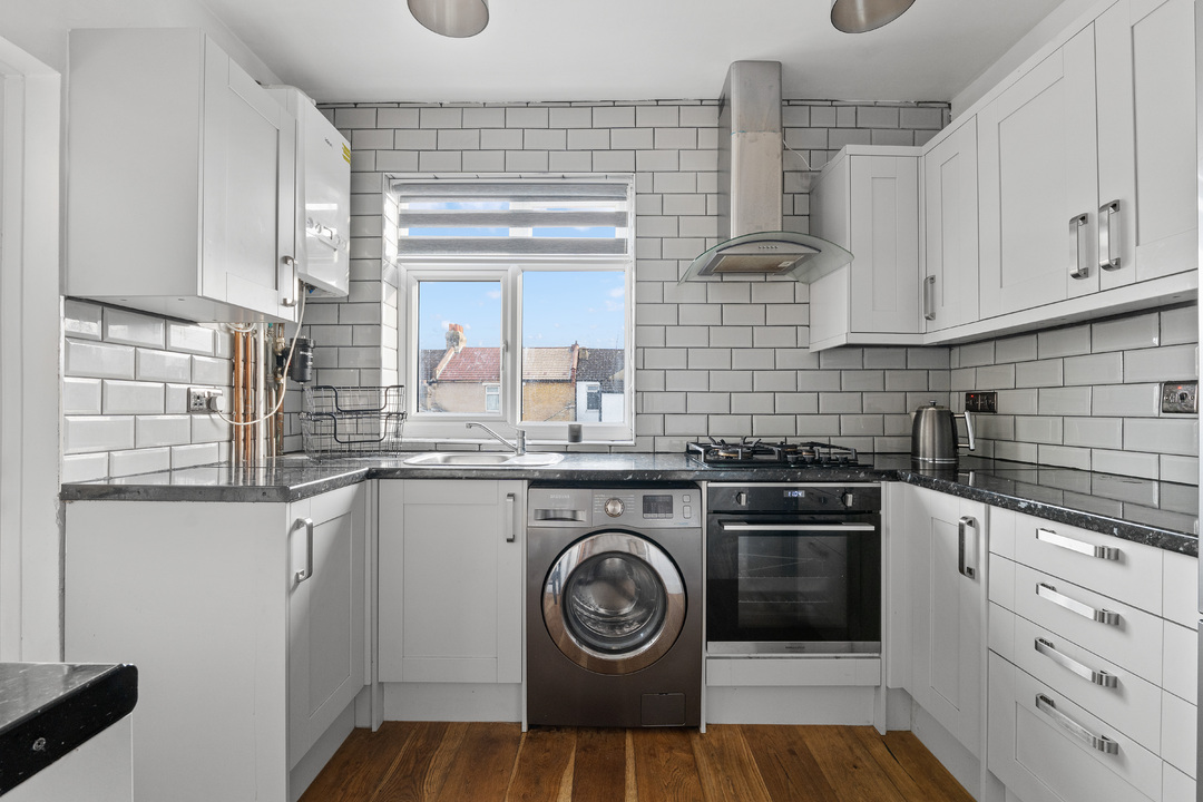 2 bed apartment to rent in Brampton Road, Croydon 4