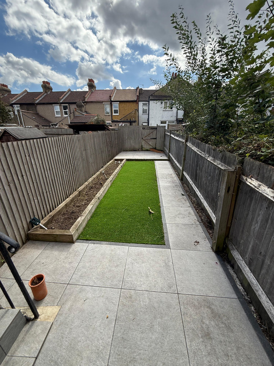 2 bed apartment to rent in Brampton Road, Croydon 12