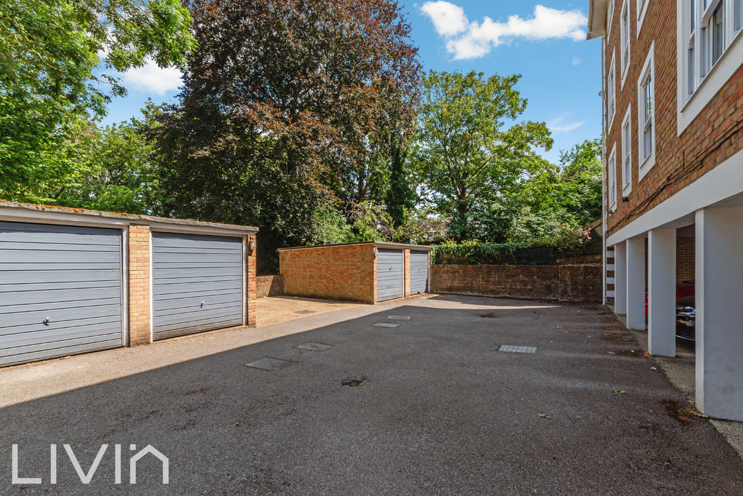 2 bed apartment to rent in Maplecourt, Croydon 9