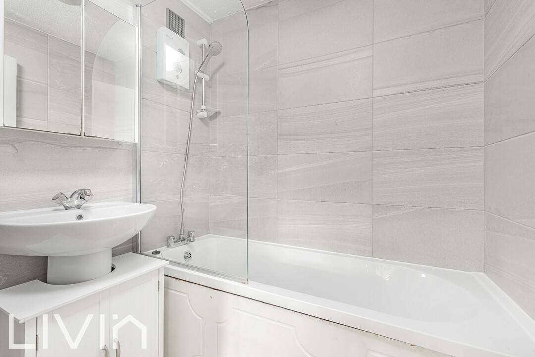 2 bed apartment to rent in Edith Court, Croydon 8