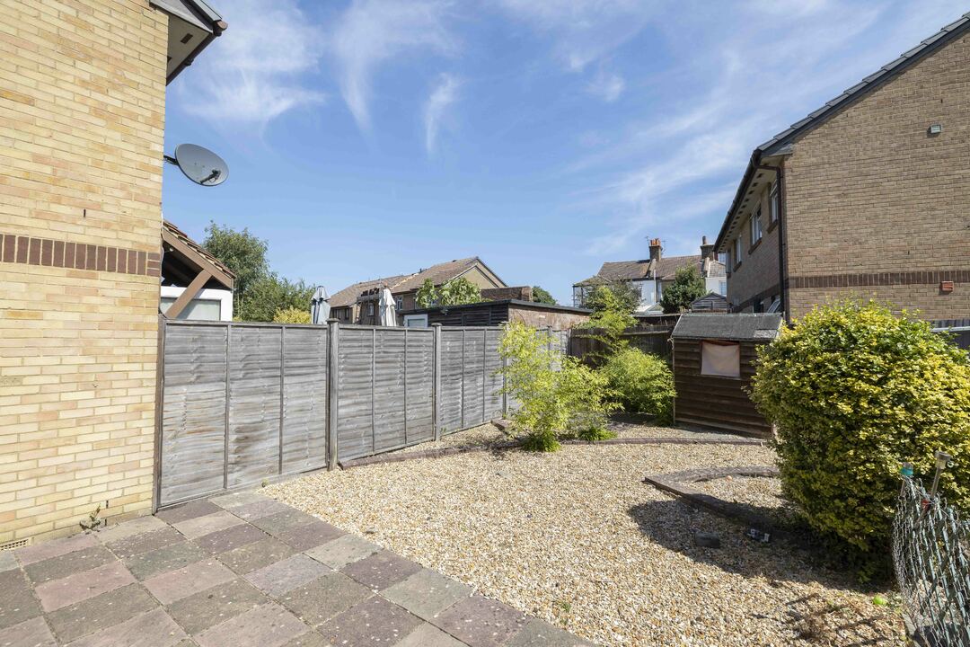 3 bed end of terrace house for sale in Goodhew Road, Croydon 10