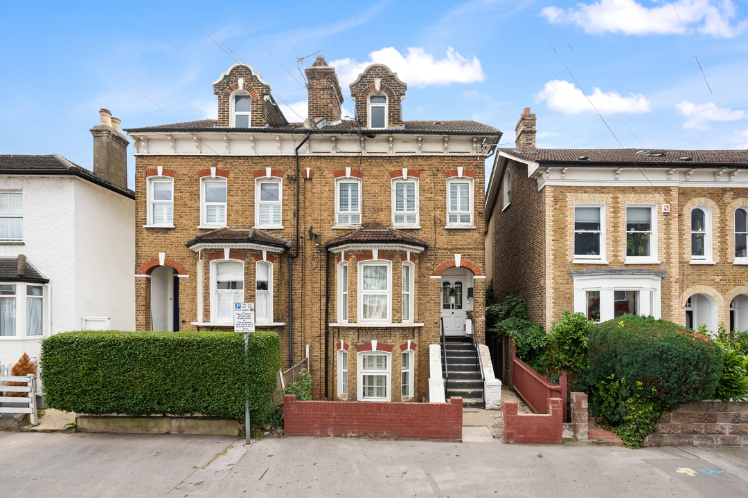 2 bed apartment for sale in Inglis Road, Croydon - Property Image 1