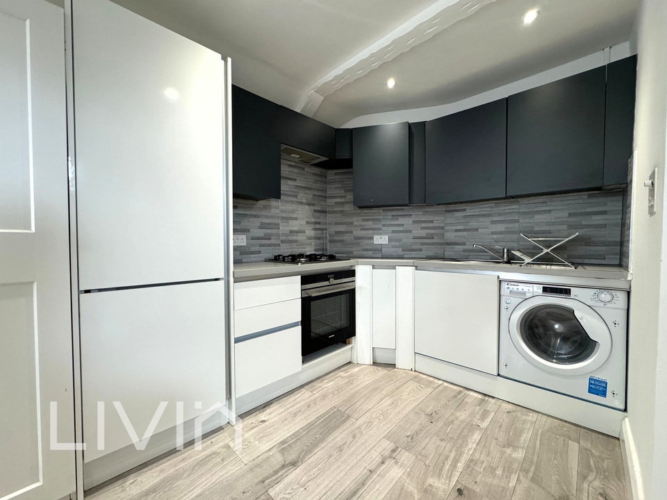 1 bed studio flat to rent in Warham Road, South Croydon  - Property Image 2