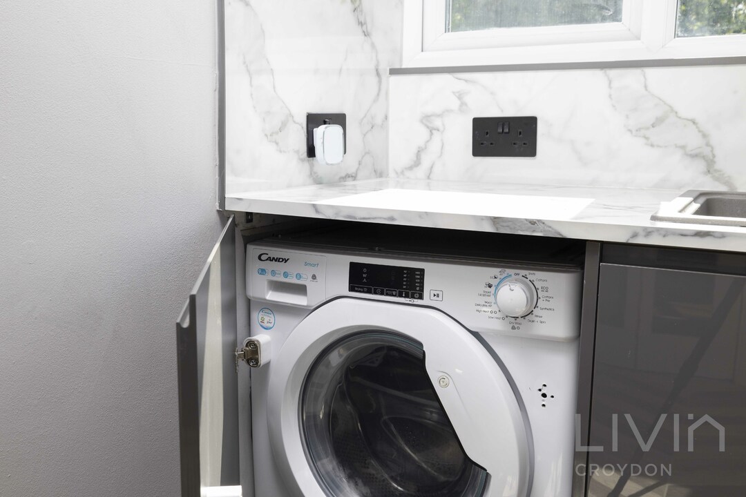 2 bed apartment to rent in Heathhurst Road, South Croydon 7